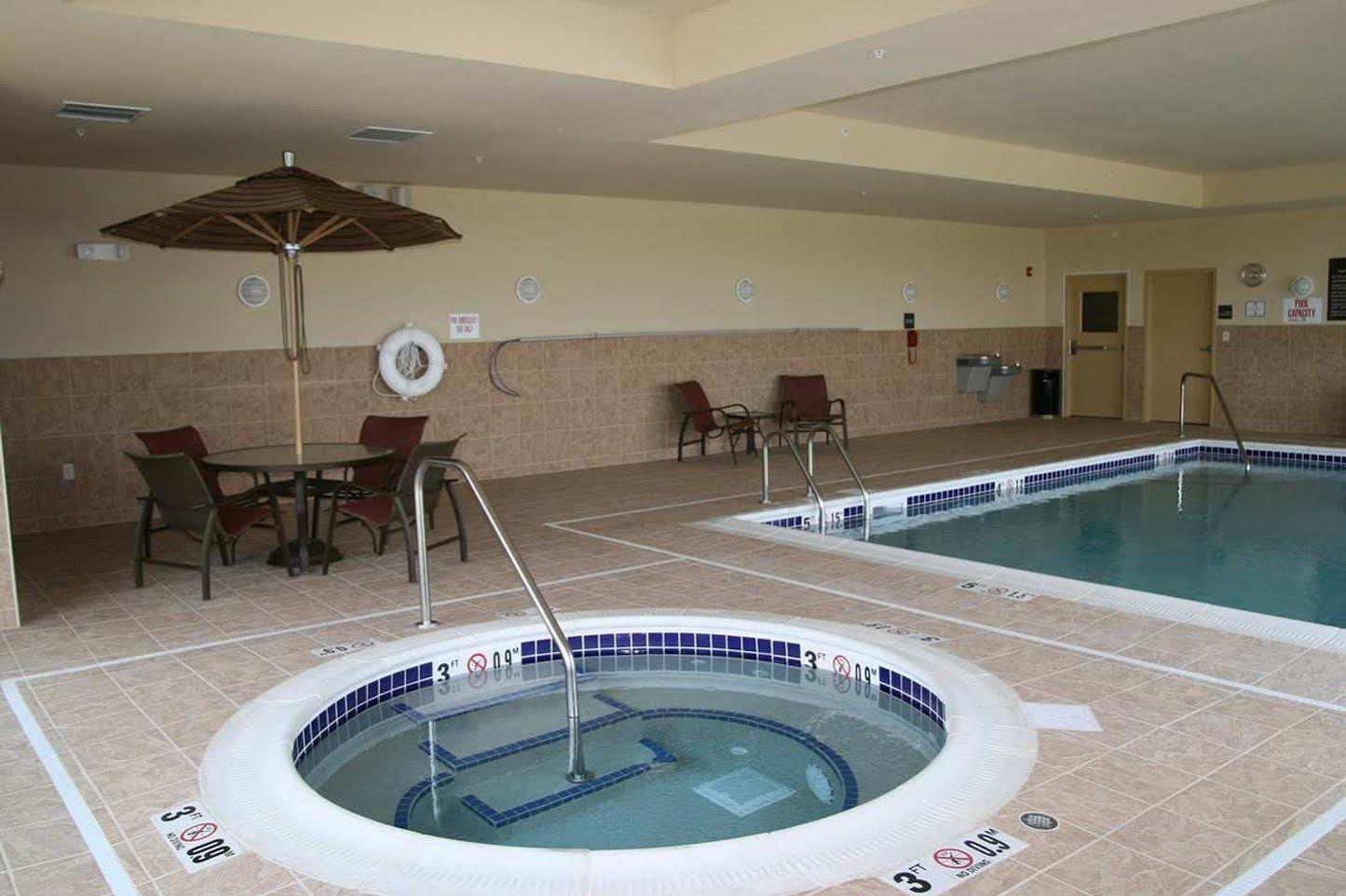 Hampton Inn Fairmont Exterior foto